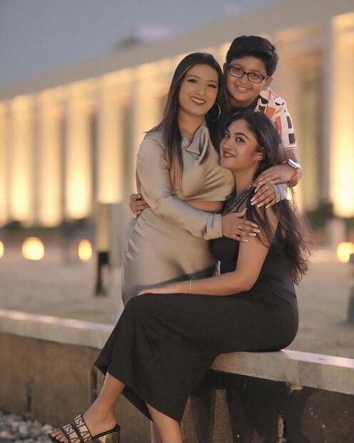 സഹോദരി ശ്രേയയെയും സഹോദരൻ അമൃതിനെയും ഒപ്പം കൂട്ടിയ തന്റെ ചിത്രങ്ങളാണ് കുഞ്ഞാറ്റ ഇത്തവണ പോസ്റ്റ് ചെയ്തിട്ടുള്ളത്. ഈ മൂവരും വിദേശത്ത് ഒത്തുകൂടാറുണ്ട്. സ്നേഹമുണ്ട് എന്നാലും പടം പിടിച്ചതിന്റെ ഉദ്ദേശം മറച്ചുവച്ചിട്ടില്ല കുഞ്ഞാറ്റ (തുടർന്ന് വായിക്കുക)