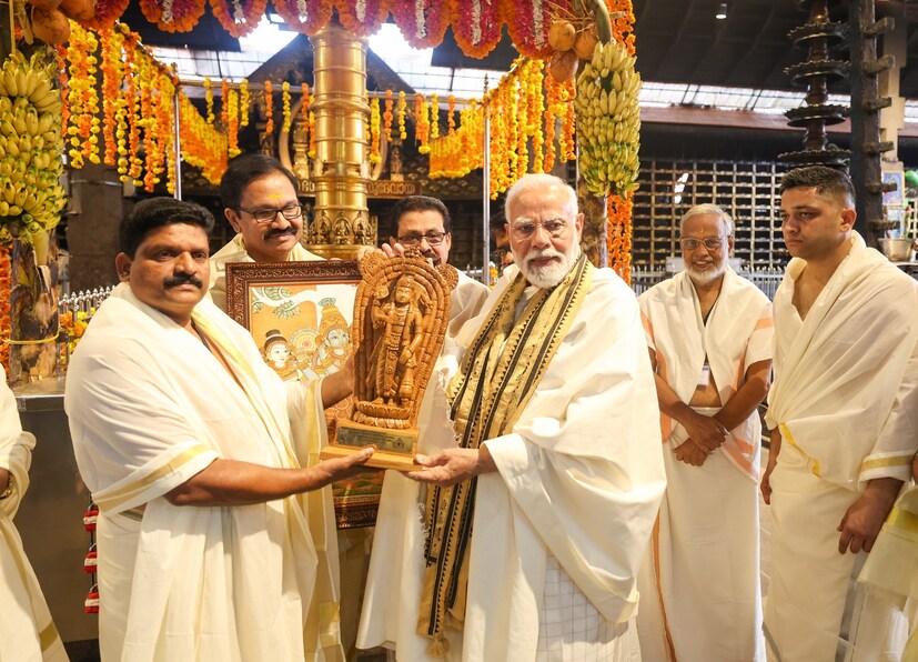  ക്ഷേത്രദർശനത്തിന് ശേഷം നരേന്ദ്ര മോദിക്ക് ഗുരുവായൂര്‍ ദേവസ്വം അധികൃതര്‍ ഗുരുവായൂരപ്പന്റെ ദാരുശില്‍പ്പവും സമ്മാനിച്ചു. 