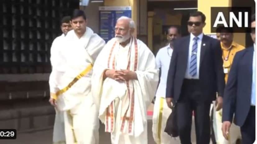  പിന്നാലെ തൃപ്രയാര്‍ ശ്രീരാമക്ഷേത്രത്തിലെത്തിയ പ്രധാനമന്ത്രി തൃപ്രയാര്‍ തേവരെ വണങ്ങി പ്രധാന വഴിപാടായ മീനൂട്ടും നടത്തി. വേദപഠിതാക്കള്‍ നടത്തിയ വേദമന്ത്രാര്‍ച്ചനയിലും ഭജനയിലും മോദി പങ്കെടുത്തു.