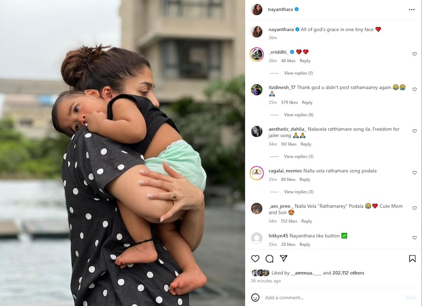  എന്നാൽ ഇത് ഉയിർ ആണോ അതോ ഉലക് ആണോ എന്ന ചോദ്യമാണ് കമന്റുകളിൽ നിറയുന്നത്. 'എല്ലാ ദൈവകൃപയും ഒരു ചെറിയ മുഖത്ത്', എന്ന അടിക്കുറിപ്പോടെയാണ് നയൻതാര ചിത്രം പങ്കിട്ടത്.