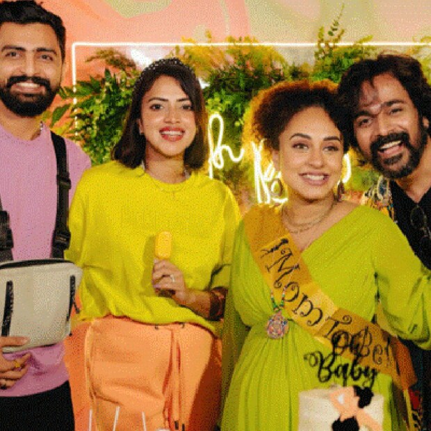  എന്നാൽ ഇതിൽ പേളി മാണിയുടെ ആശംസ കമന്റാണ് വൈറൽ ആകുന്നത്. അമലയുടെ അടുത്ത സുഹൃത്താണ് പേളി മാണി. അമ്മയാവുകയെന്നത് നിങ്ങൾ തെരഞ്ഞെടുക്കുന്ന ഏറ്റവും മനോഹരമായ സമ്മാനങ്ങളിലൊന്നാണ്. നിങ്ങൾ രണ്ട് പേരും അത്ഭുതപ്പെടുത്തുന്ന മാതാപിതാക്കളായിരിക്കുമെന്ന് പേളി മാണി കുറിച്ചു.