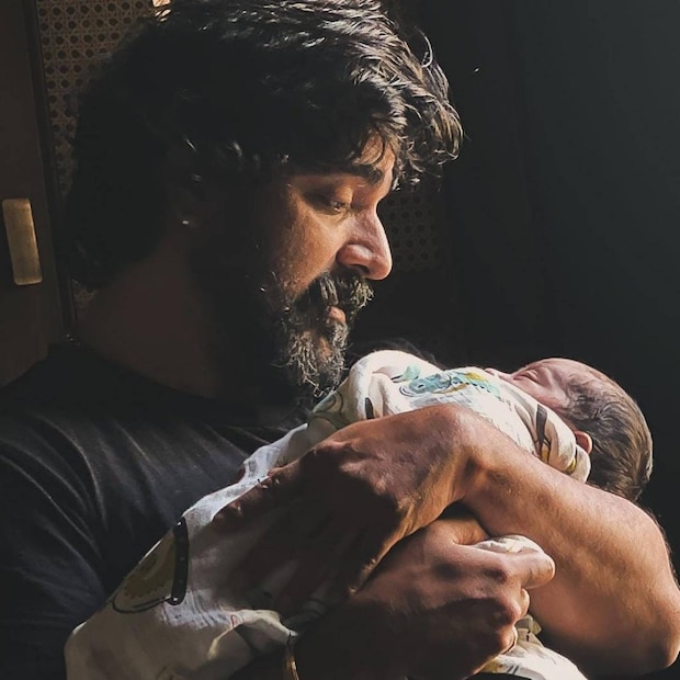  നിലയ്ക്ക് കൂട്ടായി ' നിതാരാ' എന്ന പേരാണ് രണ്ടാമത്തെ കൺമണിക്ക് നൽകിയിരിക്കുന്ന പേര്. പേളി തന്നെയാണ് ഈ സന്തോഷം പ്രേക്ഷകരുമായി പങ്കുവെച്ചത്. 