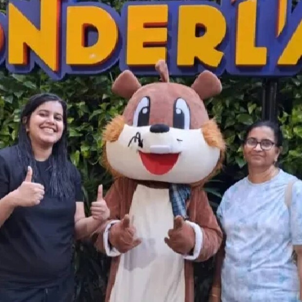  ഇപ്പോഴിതാ പപ്പയ്ക്കും അമ്മയ്ക്കുമൊപ്പം വണ്ടർലയിൽ പോയതിന്റെ ചിത്രങ്ങളുമായി എത്തിയിരിക്കുകയാണ് എലിസബത്ത്. കഴിഞ്ഞ ദിവസം തന്റെ പ്രിയപ്പെട്ട വളർത്തുനായയ്ക്കൊപ്പമുള്ള വീഡിയോയും എലിസബത്ത് പങ്കിട്ടിരുന്നു.