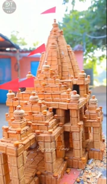  പാർലെ-ജി ബിസ്കറ്റ് ഉപയോഗിച്ച് അയോധ്യ ക്ഷേത്രത്തിന്റെ മാതൃക നിർമ്മിച്ച് യുവാവ്. പശ്ചിമ ബംഗാളിലെ ദുർഗാപൂര്‍ സ്വദേശി ഛോട്ടൻ ഘോഷാണ് ഈ മാതൃക നിർമ്മിച്ചത്.