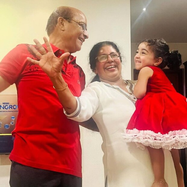 പേളി പ്രശസ്തയാകും മുൻപേ പിതാവ് മാണി പോൾ ഒരുപാടു പേരുടെ ഇടയിൽ ശ്രദ്ധേയനായിരുന്നു. കേരളത്തിലെ അറിയപ്പെടുന്ന മോട്ടിവേഷണൽ സ്‌പീക്കർമാരിൽ ഒരാളാണ് മാണി പോൾ. ഒട്ടേറെപ്പേർക്ക് ജീവിതത്തിൽ പ്രചോദനാത്മകമായ കാര്യങ്ങൾ അദ്ദേഹം പകർന്നു നൽകിയിട്ടുണ്ട് (തുടർന്ന് വായിക്കുക)