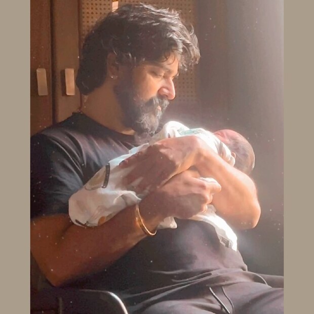  ശ്രീനിഷിന്റെ പുത്തൻ പോസ്റ്റ് പ്രത്യക്ഷപ്പെട്ടതോടെ ഇത്തവണയും ആരാധകർ നിരാശയിലായി. പേരോ മുഖവോ കാണിക്കാതെയുള്ള ഫോട്ടോയാണ് ആ നിരാശയ്ക്ക് കാരണം. ഇതിനു പിന്നാലെ നിരവധി ആരാധകരാണ് മകളുടെ പേരിനെ കുറിച്ചും ഡെലിവറി വ്ലോ​ഗിനെ കുറിച്ചും ഫേസ് റിവീലിങിനെ കുറിച്ചും ചോദിച്ച് എത്തിയത്.
