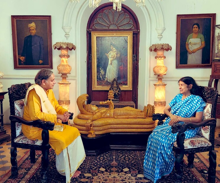  പത്മശ്രീ ജേതാവ് അശ്വതി തിരുനാള്‍ ഗൗരി ലക്ഷ്മിഭായിയെ നേരിട്ടെത്തി അഭിനന്ദനമറിയിച്ച് ശശി തരൂർ എംപി. 'അശ്വതി തിരുനാൾ പാർവതി ഭായി രാജകുമാരിയെ പത്മശ്രീ ലഭിച്ചതിൽ അഭിനന്ദിക്കാൻ സാധിച്ചു. ഇന്ത്യൻ സംസ്‌കാരത്തെയും നാഗരികതയെയും പ്രോത്സാഹിപ്പിക്കുന്ന അവരുടെ സംഭാവനകൾ ഈ അംഗീകാരം അർഹിക്കുന്നു', തരൂർ എക്സിൽ കുറിച്ചു.