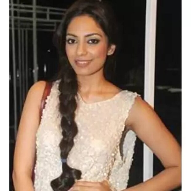 നമ്മുടെ ചില താരങ്ങളെ വർഷങ്ങൾക്ക് ശേഷം കണ്ടാൽ പണ്ടുകണ്ടത് പോലല്ലോ, ആളാകെ മാറിയില്ലേ എന്ന് പറയാറില്ലേ? അങ്ങനെയൊരു താരമാണ് ഈ ചിത്രത്തിൽ. മലയാള സിനിമയിൽ ദുൽഖർ സൽമാന്റെ നായികയായി അരങ്ങേറ്റം കുറിച്ചും കഴിഞ്ഞു. നടി വലിയ രീതിയിൽ കോസ്മെറ്റിക് സർജറി നടത്തിയെന്നും, അതിനാലാണ് ഇപ്പോൾ മുഖത്ത് മാറ്റങ്ങളെന്നും പറയപ്പെടുന്നു  നമ്മുടെ ചില താരങ്ങളെ വർഷങ്ങൾക്ക് ശേഷം കണ്ടാൽ പണ്ടുകണ്ടത് പോലല്ലോ, ആളാകെ മാറിയില്ലേ എന്ന് പറയാറില്ലേ? അങ്ങനെയൊരു താരമാണ് ഈ ചിത്രത്തിൽ. മലയാള സിനിമയിൽ ദുൽഖർ സൽമാന്റെ നായികയായി അരങ്ങേറ്റം കുറിച്ചും കഴിഞ്ഞു. നടി വലിയ രീതിയിൽ കോസ്മെറ്റിക് സർജറി നടത്തിയെന്നും, അതിനാലാണ് ഇപ്പോൾ മുഖത്ത് മാറ്റങ്ങളെന്നും പറയപ്പെടുന്നു