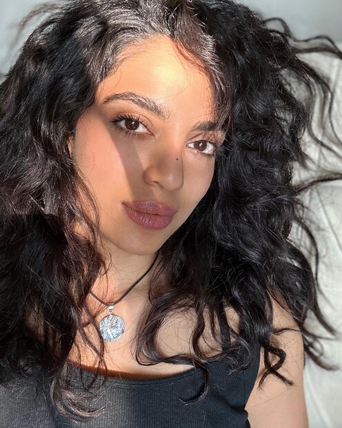 മാറ്റത്തിനു മുൻപുള്ള ശോഭിതയുടെ പല വീഡിയോകളും ചിത്രങ്ങളും സോഷ്യൽ മീഡിയയിൽ പലകാലങ്ങളിൽ തരംഗമായി മാറിയിരുന്നു. പലരും അപ്പോഴെല്ലാം ശോഭിത നടത്തിയ രൂപമാറ്റത്തെ വിമർശിക്കുകയും ചെയ്തു. പഴയ മുഖവുമായി തരിപോലും സാമ്യമില്ല ശോഭിതയ്ക്ക് എന്നായിരുന്നു അവരുടെ വാദം 