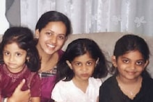 സൂക്ഷിച്ച് നോക്കുണ്ണീ, ഇതാരൊക്കെയെന്ന്; കുട്ടിക്കാലത്ത് നായികയ്‌ക്കൊപ്പം പോസ് ചെയ്യുന്ന താരപുത്രികൾ മൂന്നുപേർ
