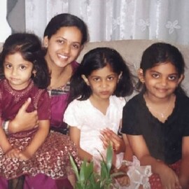 സൂക്ഷിച്ച് നോക്കുണ്ണീ, ഇതാരൊക്കെയെന്ന്; കുട്ടിക്കാലത്ത് നായികയ്‌ക്കൊപ്പം പോസ് ചെയ്യുന്ന താരപുത്രികൾ മൂന്നുപേർ