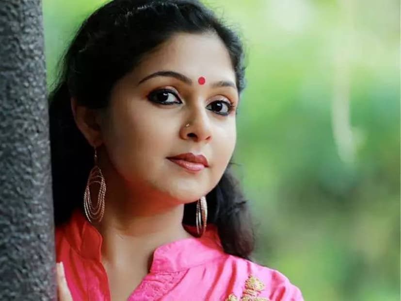  ഓരോ കലോത്സവം എത്തുമ്പോഴും നവ്യയുടെ ഈ വീഡിയോ സോഷ്യൽ മീഡിയയിൽ തരംഗമാകാറുണ്ട്. ഇത്തവണയും അതിന് മാറ്റമില്ല. തൊടുപുഴ കലോത്സവ വേദിയിൽ നവ്യ നായർ പൊട്ടിക്കരയുന്ന വീഡിയോ ഈ കലോത്സവ നാളുകളിലും സോഷ്യൽ മീഡിയയിൽ ചർച്ചയാകുകയാണ്.