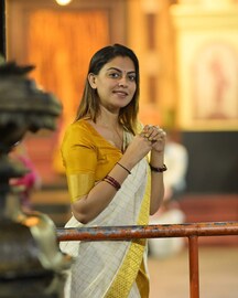 നാട്ടിലെ  ഉത്സവപറമ്പിൽ നിലത്തിരുന്ന് നാടകം കണ്ട് അനുശ്രീ ; ചിത്രങ്ങൾ വൈറൽ