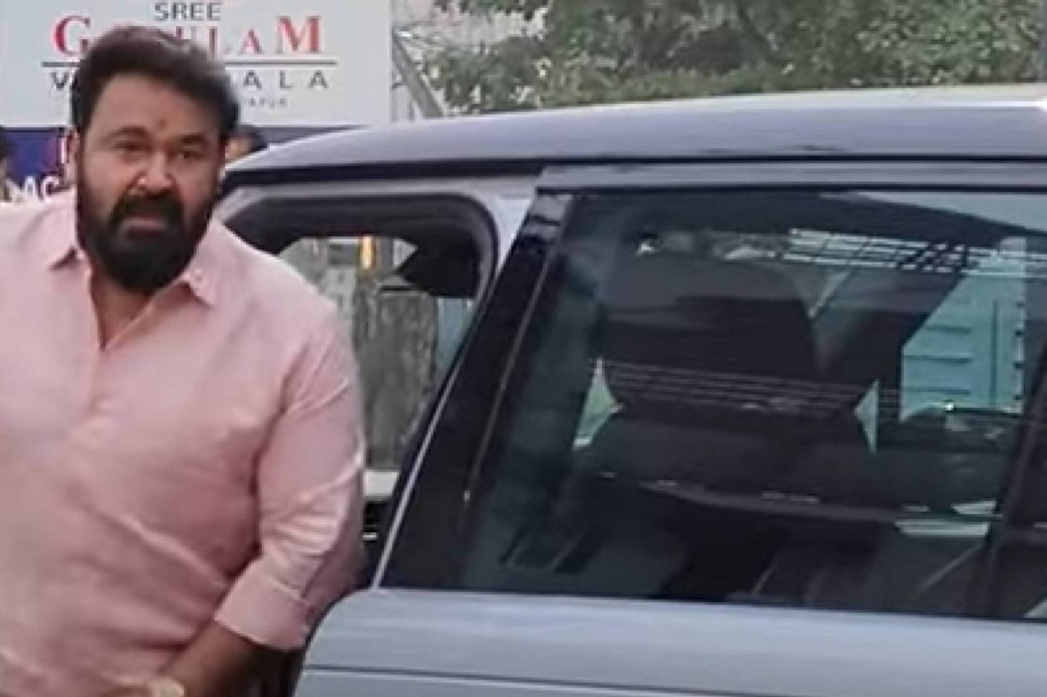 ഒരേ കാറിൽ വന്നിറങ്ങി മോഹൻലാലും ഖുശ്‌ബുവും; ഭാഗ്യാ സുരേഷ് ഗോപിയുടെ വിവാഹത്തിന് താരത്തിളക്കം