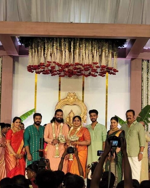 ഗോകുൽ, ഭാഗ്യ, ഭാവ്നി, മാധവ് എന്നിവരാണ് ചിത്രത്തിലെ മറ്റു നാലുപേർ. അഥവാ സുരേഷ് ഗോപിയുടെ മക്കൾ. കുട്ടിക്കാലത്ത് സുരേഷ് ഗോപിയുടെയും കൃഷ്ണകുമാറിന്റെയും മക്കൾ കൂട്ടുകാരായിരുന്നു. ഭാഗ്യയുടെ വിവാഹ ആഘോഷങ്ങളുടെ വിവരം ആദ്യമായി പുറത്തുവന്നതും അഹാനയുടെ പോസ്റ്റിലൂടെയാണ് 