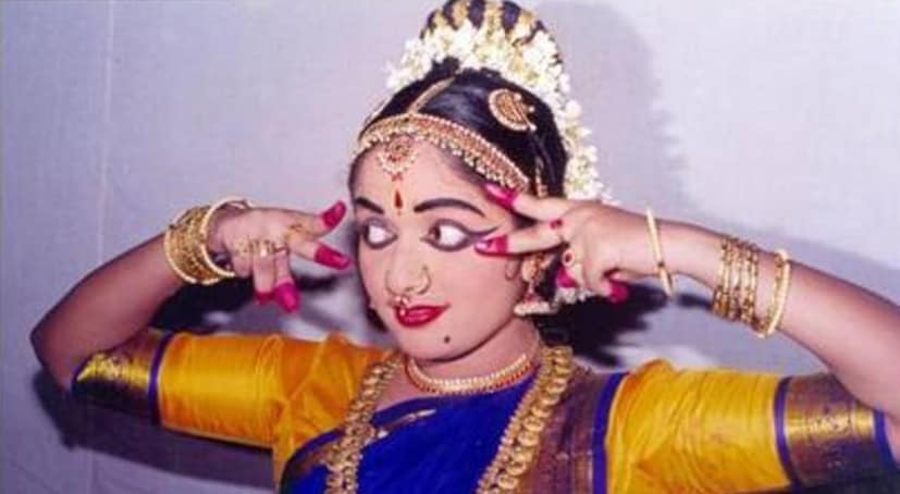  ഹൈസ്കൂൾ വിഭാഗത്തിന് മാത്രമായിരുന്നു അന്നത്തെ കലോത്സവം. ഭരതനാട്യം, കുച്ചിപ്പുടി തുടങ്ങിയ നൃത്തയിനങ്ങളിൽ കാവ്യ മാധവൻ മത്സരിച്ചു. ഇവയിലെല്ലാം സമ്മാനം നേടുകയും ചെയ്തു.