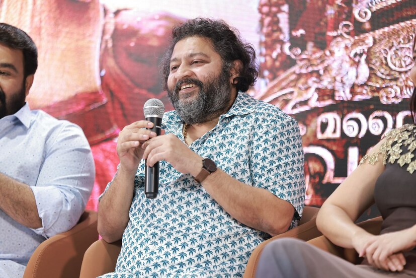  അത് വളരെ ശക്തമായി വിശ്വസിക്കുന്നത് കൊണ്ടാണ് ലാലേട്ടൻ ഈ സിനിമയുടെ ഏറ്റവും പ്രധാനപ്പെട്ട പോയന്റിൽ ഉള്ളത്,' ലിജോ ജോസ് പെല്ലിശ്ശേരി പറഞ്ഞു. അഭിമുഖത്തിൽ കരിയറിൽ എത്രത്തോളം പ്രസക്തമായ ചിത്രമാണ് വാലിബൻ എന്ന ചോദ്യത്തിന് കരിയറിലും ജീവിതത്തിലും ഒരുപോലെ പ്രസക്തമാണ് എന്നായിരുന്നു ലിജോയുടെ മറുപടി.