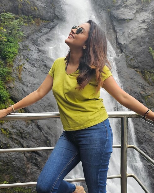  പച്ച ടീഷര്‍ട്ടിനും ജീന്‍സിനുമൊപ്പം കൂളിംഗ് ഗ്ലാസും ധരിച്ചുള്ള മഹിമയുടെ ലുക്ക് ആരാധകര്‍ ഏറ്റെടുത്ത് കഴിഞ്ഞു.