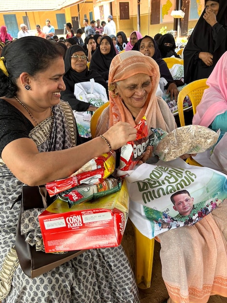  60 പിന്നിട്ട എല്ലാവര്ക്കും പോഷകാഹാര കിറ്റ് സൗജന്യമായി നൽകി മാതൃക തീർക്കുകയാണ് മലപ്പുറം നഗരസഭ . നഗരസഭ പ്രദേശത്തെ അറുപത് വയസ്സ് പൂർത്തിയായ ആളുകൾക്ക് എ.പി.എൽ, ബി.പി.എൽ വ്യത്യാസമില്ലാതെ ഹോർലിക്സ്, ബൂസ്റ്റ്, ഓട്സ്, കോൺഫ്ലക്സ്, റാഗിപ്പൊടി, അവിൽ തുടങ്ങിയ ആറിനങ്ങളുള്ള കിറ്റാണ് നഗരസഭ നൽകുന്നത്.(ചിത്രം: അനുമോദ് സി.വി)