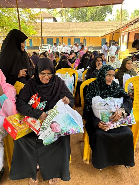  നഗരസഭ പ്രദേശത്തെ അറുപത് വയസ്സ് പൂർത്തിയായ ആളുകൾക്ക് എ.പി.എൽ, ബി.പി.എൽ വ്യത്യാസമില്ലാതെ ഹോർലിക്സ്, ബൂസ്റ്റ്, ഓട്സ്, കോൺഫ്ലക്സ്, റാഗിപ്പൊടി, അവിൽ തുടങ്ങിയ ആറിനങ്ങളുള്ള കിറ്റാണ് നഗരസഭ നൽകുന്നത്. നഗരസഭ പ്രദേശത്ത് 6043 പേരാണ് ഇതിൻ്റെ ഗുണഭോക്താക്കൾ ആയിട്ടുള്ളത്.(ചിത്രം: അനുമോദ് സി.വി)