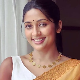 നവ്യ നായർ പൊട്ടിക്കരയുന്ന വീഡിയോ കുത്തിപ്പൊക്കി; കലോത്സവകാലത്തെ മാറ്റമില്ലാത്ത ആചാരം!