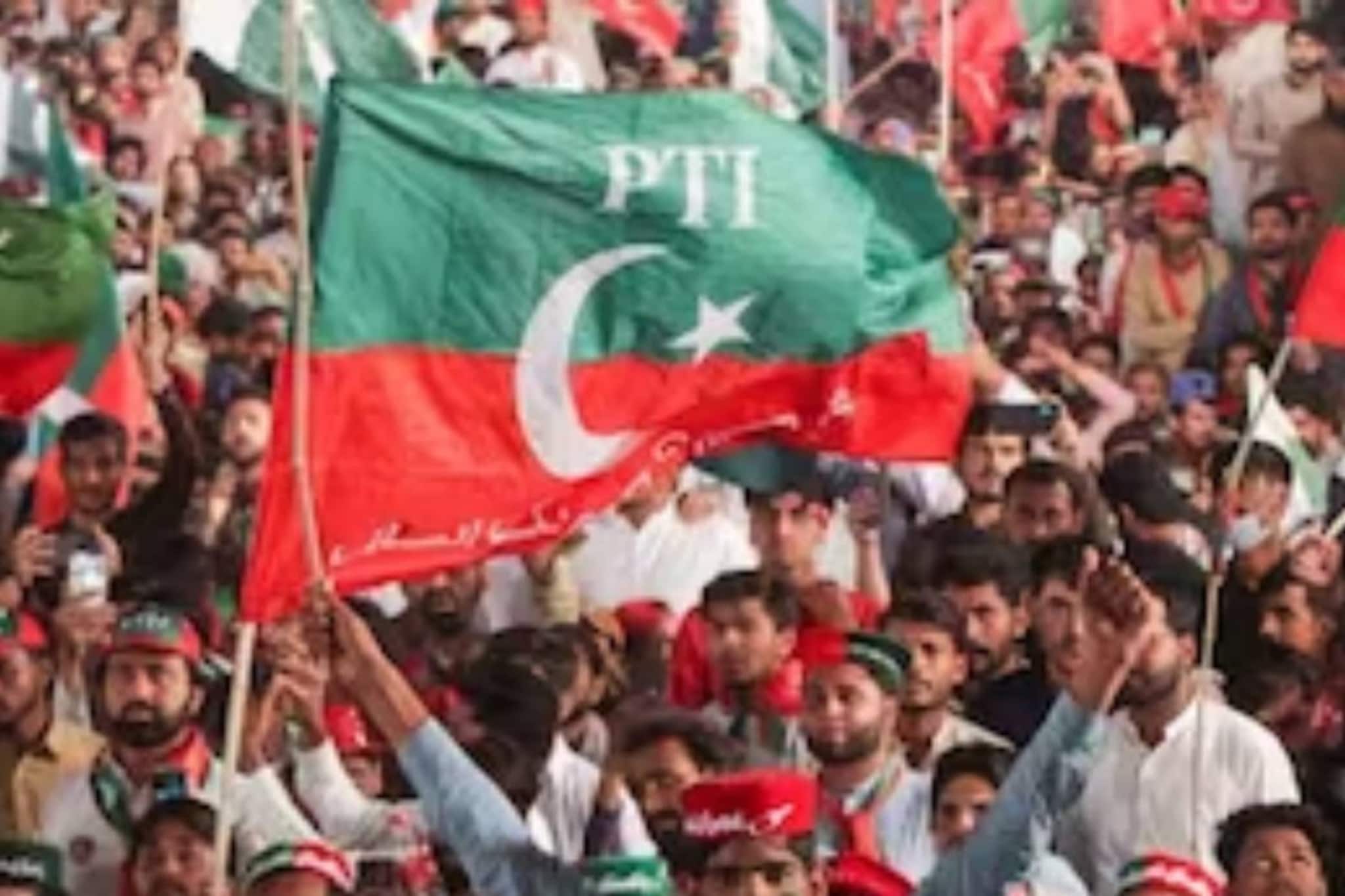 പാകിസ്ഥാനിൽ ഇമ്രാൻ ഖാന്റെ പാർട്ടിയുടെ കൊടി വീട്ടിൽ കെട്ടിയ മകനെ പിതാവ് വെടിവെച്ചു കൊന്നു