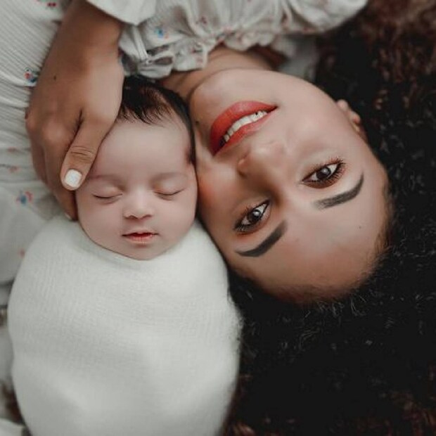  ആദ്യം എല്ലാവർക്കും ഒരുപാട് നന്ദി എന്ന് പറഞ്ഞ് പേളി മാണി ലേബർ റൂമിൽ നിന്നും കുഞ്ഞിനെ ആദ്യമായി കയ്യിലെടുത്ത ചിത്രമാണ് പങ്കുവച്ചത്. ഇതിനു പിന്നാലെ നിലാ ബേബിയും കുഞ്ഞനിയത്തിയെ വാരിപുണർന്ന് ചുംബിക്കുന്ന ചിത്രവും പങ്കുവച്ചു.