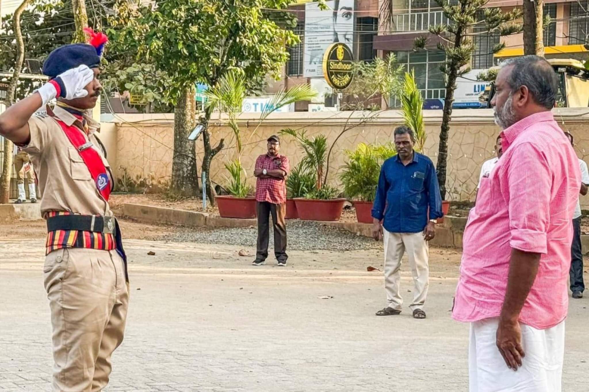 സ്കൂളിൽ അതിഥിയായി എത്തിയ 'അച്ഛൻ മന്ത്രി'ക്ക് സ്റ്റുഡന്‍റ് പൊലീസായ മകന്‍റെ സല്യൂട്ട്!