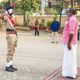 സ്കൂളിൽ അതിഥിയായി എത്തിയ 'അച്ഛൻ മന്ത്രി'ക്ക് സ്റ്റുഡന്‍റ് പൊലീസായ മകന്‍റെ സല്യൂട്ട്!