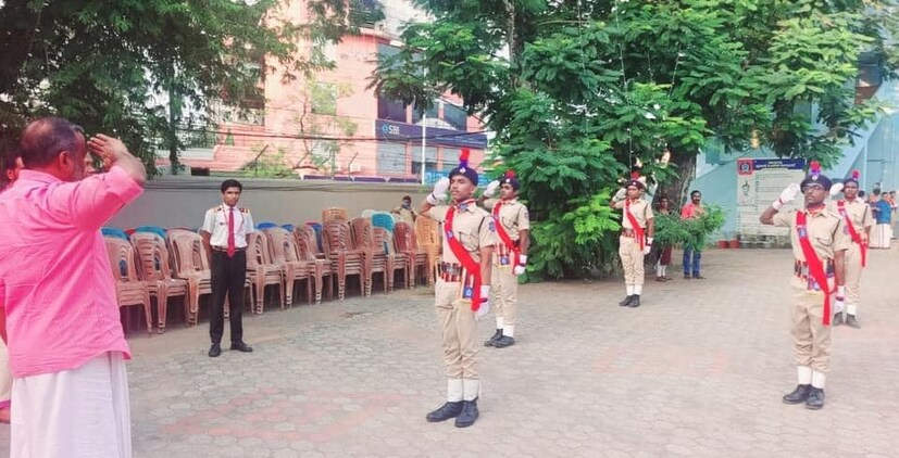  വെള്ളിയാഴ്ച രാവിലെയാണ് മകൻ വിദ്യാർഥിയായ തിരുവനന്തപുരം സെന്റ് ജോസഫ് സ്കൂളിന്റെ വാർഷികാഘോഷ ഉദ്ഘാടനത്തിന് മന്ത്രി പി. പ്രസാദ് എത്തിയത്. അതിഥിയായ മന്ത്രിയെ വരവേറ്റത് മകൻ ഭഗത് നേതൃത്വം നല്‍കുന്ന എസ്.പി.സിയുടെ ഗാർഡ് ഒഫ് ഓണർ നല്‍കിയാണ്. ഗാ‌ർഡ് ഒഫ് ഓർണർ മന്ത്രി സ്വീകരിച്ചു. തിരിച്ചു സല്യൂട്ട് നല്‍കി.