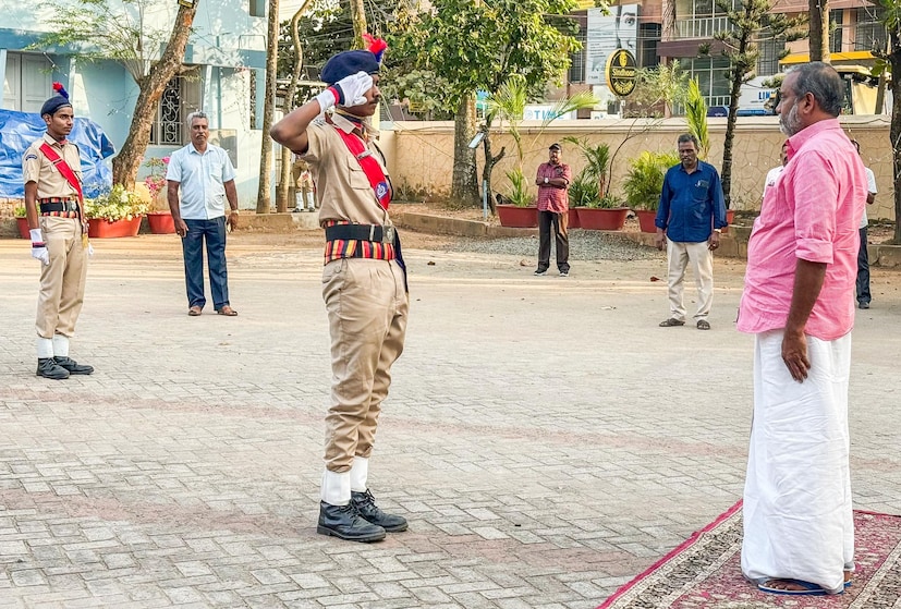  നൂറുകണക്കിന് കമന്‍റുകളും ഷെയറും ഈ പോസ്റ്റിന് ലഭിച്ചിട്ടുണ്ട്. ശ്രദ്ധേയമായ കമന്‍റുകളിൽ ചിലത് നോക്കാം. ഒരു 'മന്ത്രിയ്ക്ക് കിട്ടാവുന്ന ഏറ്റവും വലിയ ബിഗ് സല്യൂട്ട്'- എന്നാണ് ഒരാൾ കമന്‍റ് ചെയ്തിരിക്കുന്നത്. 'അപൂർവ്വമായ് മാത്രം കേൾക്കാനും കാണാനും കഴിയുന്ന വാർത്താ ചിത്രങ്ങൾ, ബഹു. മന്ത്രിക്കും പുത്രനും നന്മകൾ ആശംസിക്കുന്നു'- എന്നാണ് മറ്റൊരാൾ അഭിപ്രായപ്പെടുന്നത്.