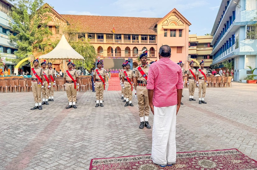  സ്റ്റുഡന്‍റ് പൊലീസായ മകൻ സല്യൂട്ട് നൽകുന്ന ചിത്രങ്ങൾ 'അഭിമാനനിമിഷം' എന്ന് വിശേഷിപ്പിച്ചാണ് മന്ത്രി ഫേസ്ബുക്കില്‍ പങ്കുവെച്ചത്. മന്ത്രിയുടെ പോസ്റ്റ് വളരെ വേഗം വൈറലായി. നിരവധി പേരാണ് പോസ്റ്റ് ലൈക് ചെയ്തിട്ടുണ്ട്.
