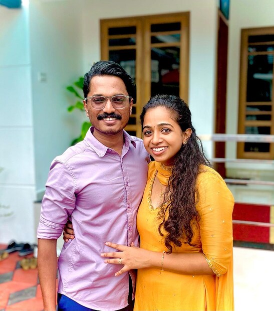  പിന്നീട് ആ ബന്ധം വളര്‍ന്ന് പ്രണയമായി, ഒടുവില്‍ വിവാഹത്തിലെത്തി.കഴിഞ്ഞ വര്‍ഷം ജൂലൈയില്‍ പങ്കുവെച്ച ഇന്‍സ്റ്റഗ്രാം പോസ്റ്റിലൂടെയാണ് അഖിലും സ്നേഹയും പ്രണയവിവരം പങ്കുവെച്ചത്.