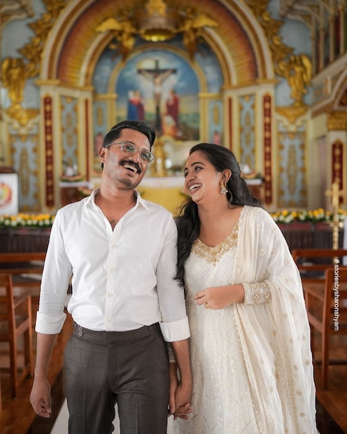  സോഷ്യല്‍ മീഡിയയില്‍ തരംഗമായ കരിക്ക് വെബ് സീരീസ് താരം സ്നേഹാ ബാബു വിവാഹിതയായി. കരിക്ക് ടീമിലെ അംഗവും ക്യാമറാമാനുമായ അഖില്‍ സേവ്യറാണ് വരന്‍.