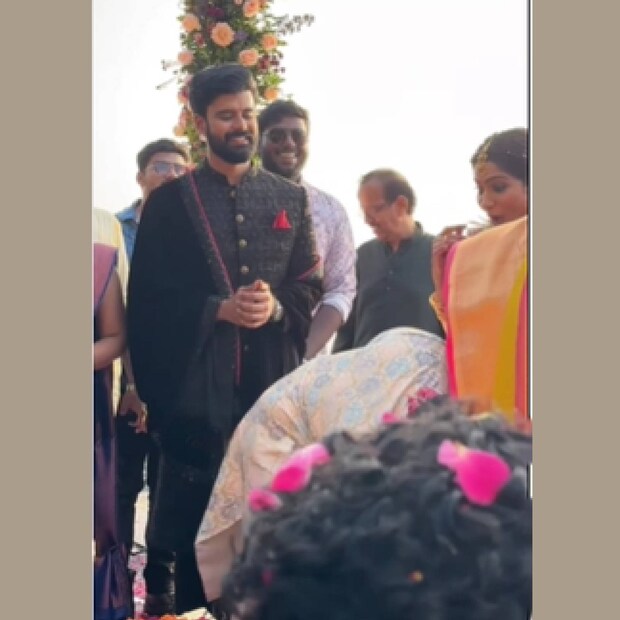 ഭാര്യക്ക് തന്റെ കാൽക്കൽ തൊട്ടു നമസ്കരിക്കാമെങ്കിൽ, തിരിച്ചും അങ്ങനെ തന്നെ ആകാം എന്ന് കരുതുന്ന ചിന്താഗതിക്കാരനാണ് പ്രേം ജേക്കബ്. ഈ ദൃശ്യം സോഷ്യൽ മീഡിയയിൽ വൈറലായി മാറിക്കഴിഞ്ഞു 