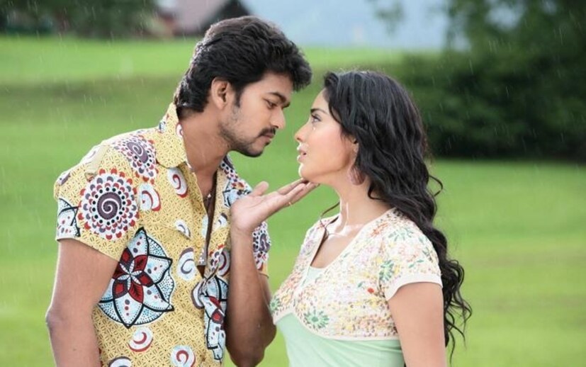  2007ല്‍ ഭരതന്‍ സംവിധാനം ചെയ്ത അഴകിയ തമിഴ് മകന്‍ എന്ന ചിത്രത്തിലാണ് വിജയ് ആദ്യമായി ഡബിള്‍ റോളിലെത്തിയത്. ചിത്രത്തില്‍ നായകനായ ഗുരു ആയും വില്ലനായ പ്രസാദ് എന്ന വേഷത്തിലും വിജയ് എത്തി. എന്നാല്‍ ചിത്രം പ്രേക്ഷകരെ വേണ്ടപോലെ തൃപ്തിപ്പെടുത്തിയില്ല. 