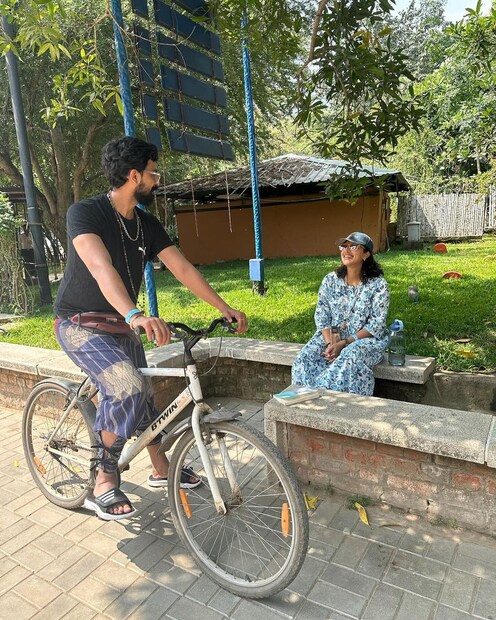  യോഗയോടുള്ള പ്രണയമാണ് ഇത്തവണ ഇരുവരും പങ്കുവെച്ചത്. കോയമ്പത്തൂരിലെ ഇഷ യോഗ സെന്ററിലാണ് ഇരുവരുടേയും പ്രണയദിന ആഘോഷം.