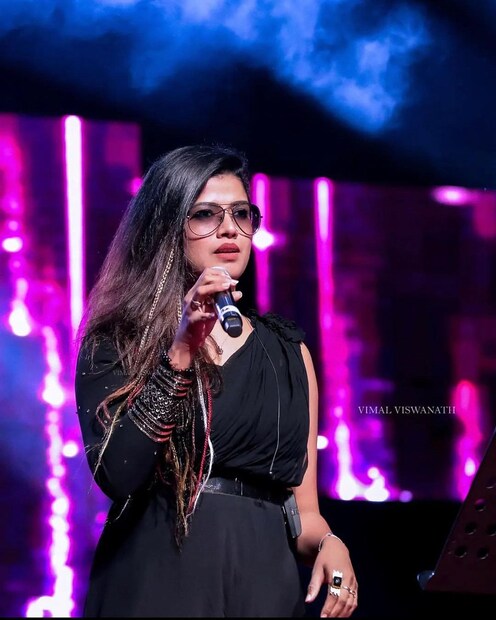 സംഗീത സംവിധായകൻ ഗോപി സുന്ദറും അമൃതാ സുരേഷും തമ്മിലെ പ്രണയ കാലത്താണ് അങ്ങനെയൊരു ടാറ്റു അമൃതയുടെ മറുകയ്യിൽ പതിഞ്ഞത്. വേദന കടിച്ചമർത്തി ഗോപി സുന്ദറിന്റെ പേരിന്റെ ആദ്യാക്ഷരമായ 'g' ആണ് മനോഹരമായ ലിപിയിൽ അമൃതാ സുരേഷ് പതിപ്പിച്ചത്. ആ ടാറ്റു അമൃത വേണ്ടെന്നു വച്ചോ? (തുടർന്ന് വായിക്കുക) 