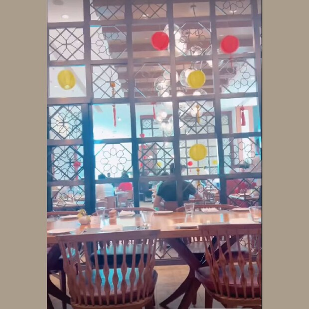 ഗോപികയേയും കൊണ്ട് ജി.പി. ഭക്ഷണം കഴിക്കാൻ കേറിയ ഹോട്ടലിന്റെ ഉൾഭാഗമാണ്‌ ചിത്രത്തിൽ. അടിപൊളിയല്ലേ? അതിനേക്കാൾ പൊളിയാണ് ഭാര്യക്ക് ഈ ഭർത്താവ് വാങ്ങിക്കൊടുത്ത ഭക്ഷണം. അതൊന്നും മറച്ചുപിടിക്കേണ്ട കാര്യമില്ല എന്ന പക്ഷക്കാരനാണ് ജിപി. അത് നേരെയെടുത്ത് ഇൻസ്റ്റഗ്രാം സ്റ്റോറിയാക്കി (തുടർന്ന് വായിക്കുക)