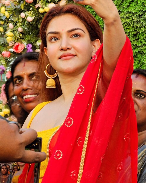  ഹണി പഠിച്ചത് മൂലമറ്റം സ്‌കൂളിലാണെന്നും ആ മഞ്ഞ സാരി അണിഞ്ഞ ടീച്ചറിന്റെ പേര് മധു എന്നാണെന്നും ചിലര്‍ കമന്റ് ചെയ്യുന്നുണ്ട്.