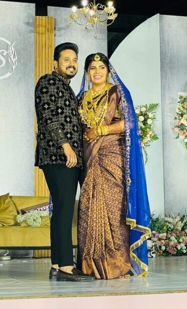  ആര്‍ഡിഎക്സ് സിനിമ സംവിധായകന്‍ നഹാസ് ഹിദായത്ത് വിവാഹിതനായി. കാഞ്ഞിരപ്പള്ളി സ്വദേശിനി ഷെഫ്നയാണ് വധു. അടുത്ത സുഹൃത്തുക്കളും ബന്ധുക്കളും പങ്കെടുത്ത വിവാഹ ചടങ്ങിന്‍റെ ചിത്രങ്ങള്‍ സോഷ്യല്‍ മീഡിയയിലൂടെ പുറത്തുവന്നു.