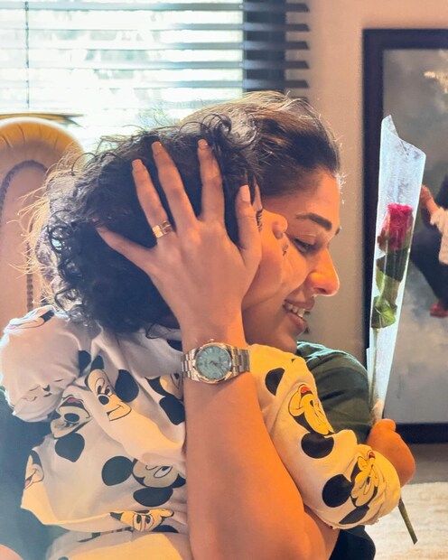  പൂക്കൾ സമ്മാനിച്ച തന്റെ ഇരട്ടക്കുട്ടികളെ വാരിപുണരുന്ന നയൻതാരയെ ആണ് ചിത്രങ്ങളിൽ കാണുന്നത്. പതിവുപോലെ ഒരുപോലത്തെ ഡ്രസ്സുകൾ തന്നെയാണ് ഉലകും ഉയിരും അണിഞ്ഞിരിക്കുന്നത്.