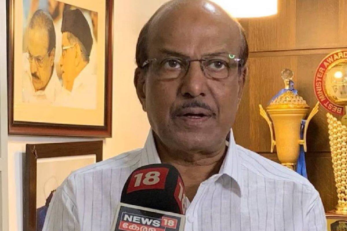 'ബാബരി മസ്ജിദ് തകർത്ത സമയം ശിഹാബ് തങ്ങൾ എടുത്ത അതേ നിലപാട്'; സാ​ദിഖലി തങ്ങൾക്ക്  കുഞ്ഞാലിക്കുട്ടിയുടെ പിന്തുണ