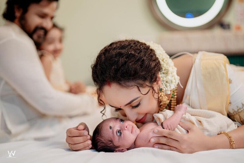 കുഞ്ഞുങ്ങൾക്ക് വെറൈറ്റി പേരിടുന്നതിൽ മുൻപന്തിയിലാണ് നമ്മുടെ താരങ്ങൾ എന്ന കാര്യത്തിൽ സംശയമില്ല. അത് മോഹൻലാലും, മമ്മൂട്ടിയും മുതൽ പൃഥ്വിരാജ് വരെയുള്ള താരങ്ങൾ പലരും കണ്ടെത്തിയ മാർഗമാണ്. അവർ കുട്ടികൾക്ക് നൽകിയ പേരിനു ശേഷം ആ പേരുകൾ പോപ്പുലർ ആയി മാറുകയും ചെയ്തു. ശ്രീനിഷ്, പേളി ദമ്പതിമാരുടെ കുഞ്ഞിന്റെ പേരിലും പ്രത്യേകതയുണ്ട് എങ്കിലും അതേ പേരിൽ മറ്റൊരു താരപുത്രിയുമുണ്ട് (തുടർന്ന് വായിക്കുക)
