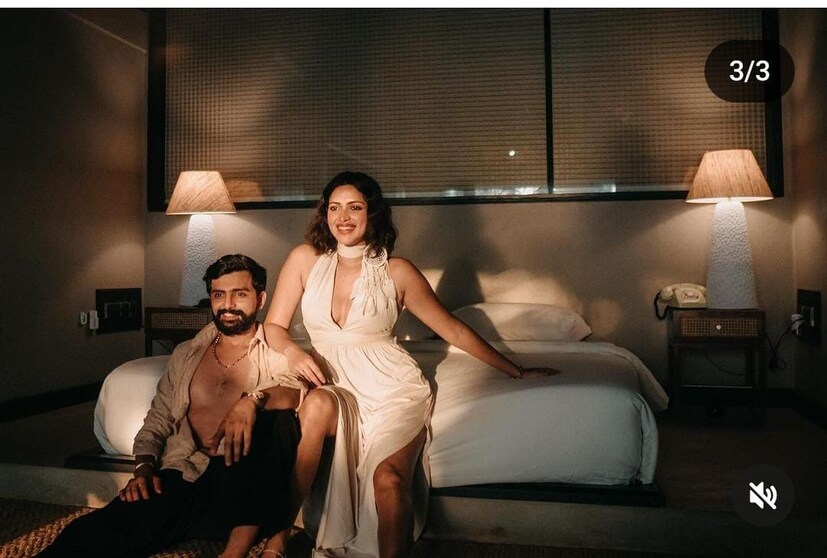  കൈകാര്യം ചെയ്യാൻ കഴിയാത്തത്ര ചൂട് എന്ന ക്യാപ്ഷനോടെയാണ് താരത്തിന്റെ പോസ്റ്റ്. ഇതിനു പിന്നാലെ പോസ്റ്റിനു താഴെ കമന്റുകളുടെ പ്രവാഹമാണ്. വളരെ രസകരമായ കമൻറുകളാണ് എത്തുന്നത്.