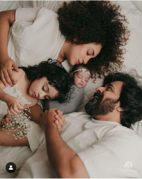 ആരാധകർ ഏറെയുള്ള പ്രിയ താരദമ്പതികളാണ് പേളി- ശ്രീനിയും ഗോവിന്ദ് പദ്മസൂര്യയും- ഗോപിക അനിലും. ഇരുവരും അടുത്ത സുഹൃത്തുക്കളാണ് . ജി പി ഗോപിക വിവാഹത്തിനു തന്റെ രണ്ടാമത്തെ പ്രസവത്തെ തുടർന്ന് പേളിക്ക് എത്താാസാധിച്ചിരുന്നില്ല. ആരാധകർ ഏറെയുള്ള പ്രിയ താരദമ്പതികളാണ് പേളി- ശ്രീനിയും ഗോവിന്ദ് പദ്മസൂര്യയും- ഗോപിക അനിലും. ഇരുവരും അടുത്ത സുഹൃത്തുക്കളാണ് . ജി പി ഗോപിക വിവാഹത്തിനു തന്റെ രണ്ടാമത്തെ പ്രസവത്തെ തുടർന്ന് പേളിക്ക് എത്താാസാധിച്ചിരുന്നില്ല.