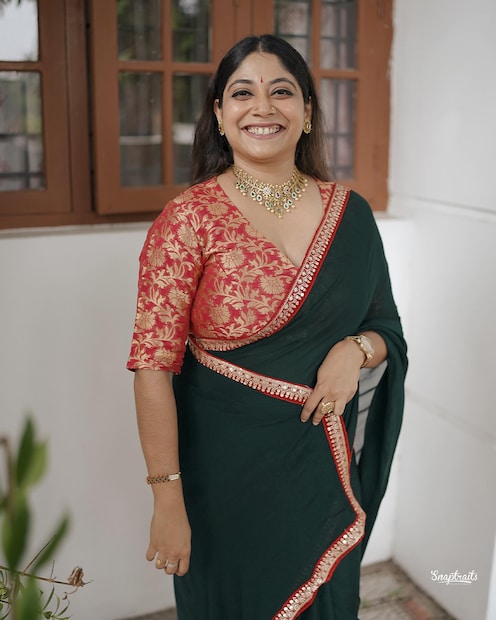 ഓരോ സാരിക്കും ഒരു കഥ പറയാനുണ്ട് എന്ന് പുത്തൻ ലോഞ്ചിനൊപ്പമുള്ള ക്യാപ്‌ഷനിൽ പറഞ്ഞിരിക്കുന്നു. പരമ്പരാഗത ശൈലിയിൽ ടോപ്‌ലെസ് ആയാണ് രണ്ടുപേരും സാരി അണിഞ്ഞിരിക്കുന്നത്. ബോൾഡ് ശൈലിക്ക് നിരവധിപ്പേർ കമന്റിൽ മറുപടി കൊടുത്തിരിക്കുന്നു 