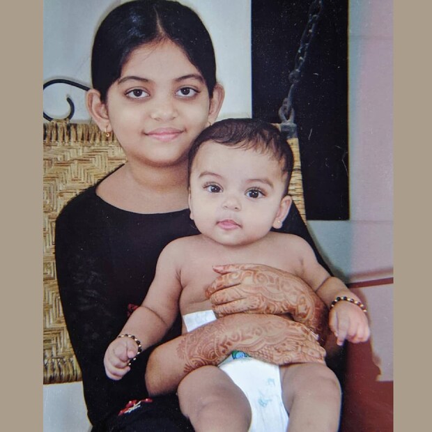 ഒരാൾ ചേച്ചിയും, മറ്റേയാൾ അനുജത്തിയുമാണ്. മൂത്ത കുട്ടിയെ കണ്ടാൽ മനസിലാക്കാൻ വലിയ പ്രയാസം ഉണ്ടാവില്ല. പ്രിയ താരം അഹാന കൃഷ്ണയാണ്. കൂടെയുള്ളയാൾ അനുജത്തി എന്ന് പറഞ്ഞാൽ എളുപ്പം മനസിലായി എന്നുവരില്ല. കാരണം അഹാനയ്ക്ക് അനുജത്തിമാർ ഒന്നും രണ്ടുമല്ല മൂന്നുപേരാണ് (തുടർന്ന് വായിക്കുക)