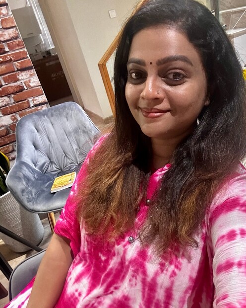  'ഈ ചിത്രത്തില്‍ എന്റെ കയ്യിലേയും മുഖത്തേയും ഷെയ്ഡുകള്‍ തമ്മിലുള്ള വ്യത്യാസം കാണുന്നുണ്ടെങ്കില്‍ ഞാന്‍ വീഡിയോയില്‍ പറഞ്ഞത് നിങ്ങള്‍ക്ക് മനസിലാകും' എന്നാണ് അശ്വിത തന്റെ ചിത്രത്തോടൊപ്പം കുറിച്ചിരിക്കുന്നത്. അശ്വതി പറഞ്ഞ കാര്യം ചിത്രത്തില്‍ നിന്നും വ്യക്തമായി മനസിലാകും.