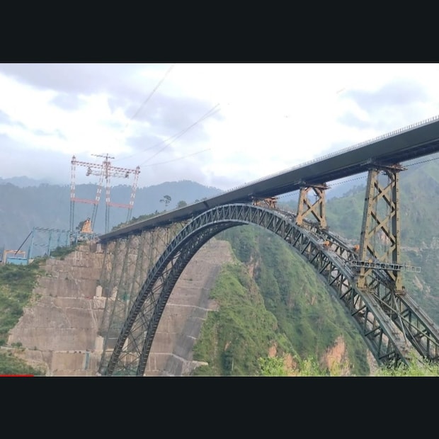  17 സ്പാനുകളുള്ള (Spans) പാലത്തിന്റെ പ്രധാന കമാനത്തിന്റെ നീളം 460 മീറ്ററാണ്. 120 വർഷമാണ് പാലത്തിന്റെ ആയുസ്സ് ( Codal Life) കണക്കാക്കിയിരിക്കുന്നത്. മണിക്കൂറിൽ 100 കിലോമീറ്ററായിരിക്കും പാലത്തിലൂടെയുള്ള ട്രെയിനിന്റെ പരമാവധി വേഗം.